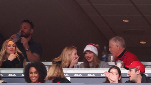 Taylor Swift brings her dad Scott to Gillette Stadium to attend Travis Kelce at Chiefs Game